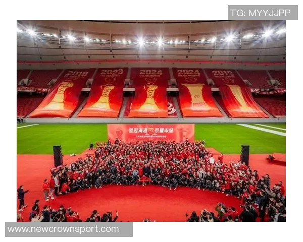 上海海港喜获三连冠更衣室庆祝合影传递冠军荣耀