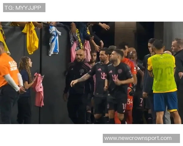 迈阿密球迷与杨瀚森偶遇合影网友呼吁保护他避免网络暴力