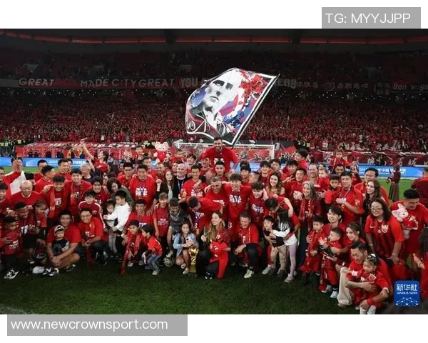 上海海港喜获三连冠更衣室庆祝合影传递冠军荣耀