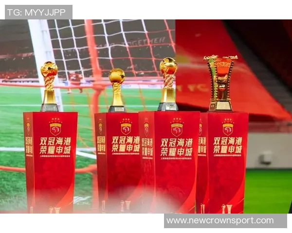 上海海港喜获三连冠更衣室庆祝合影传递冠军荣耀