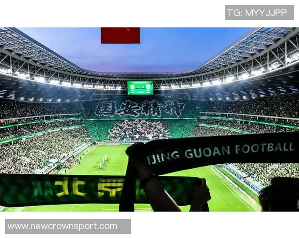 北看台球迷用手电筒拼出冠军奖杯形状为国安加油助威亚冠二国安战麦克阿瑟